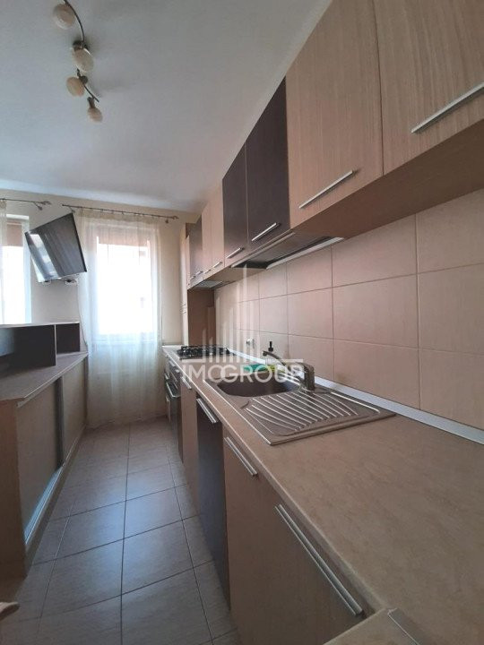 Apartament cu 2 camere decomandate de inchiriat str Urusagului, parcare