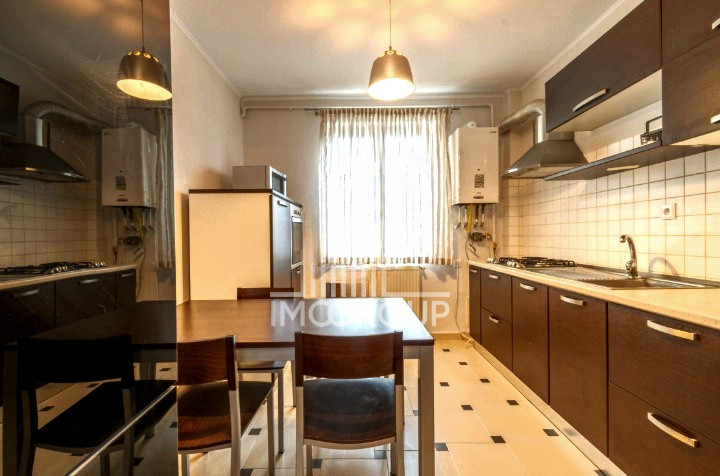 Apartament de inchiriat cu 3 camere, garaj, str Becas