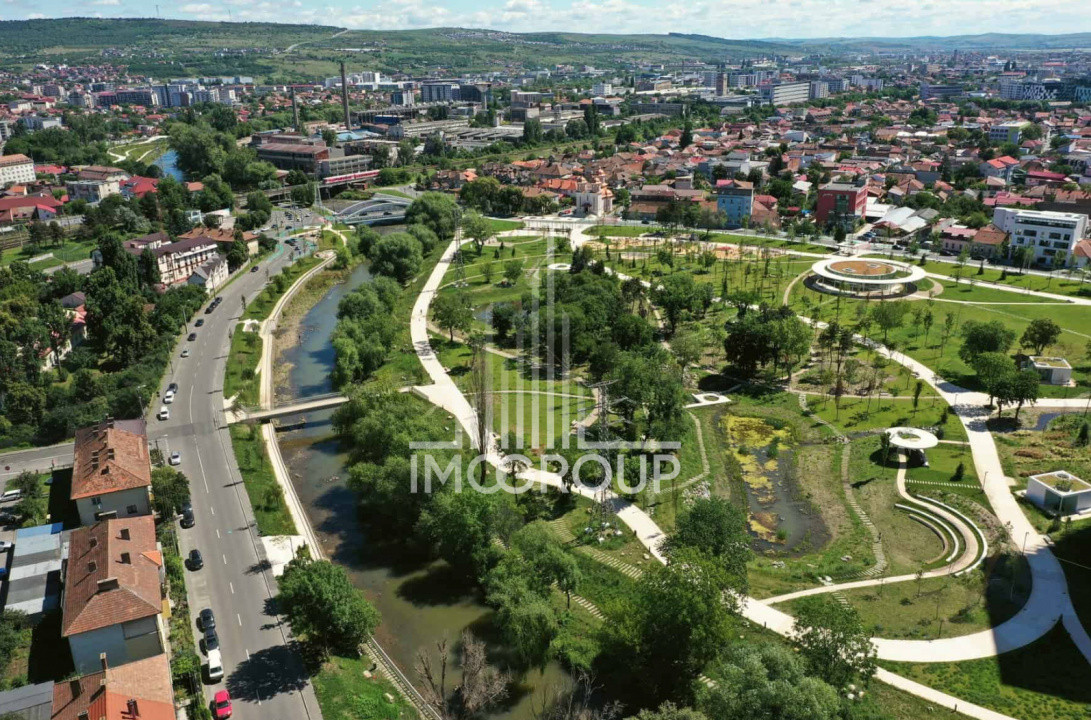 Apartament superb 3 camere, 2 băi, parcare, locație semicentrală