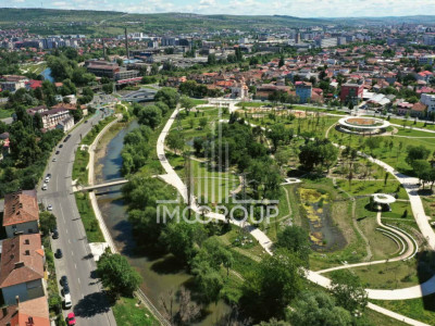 Apartament superb 3 camere, 2 băi, parcare, locație semicentrală