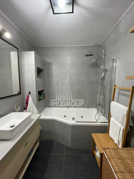 Vanzare apartament spațios și luminos 3 camere ,74 mp, 2 balcoane, garaj, boxa