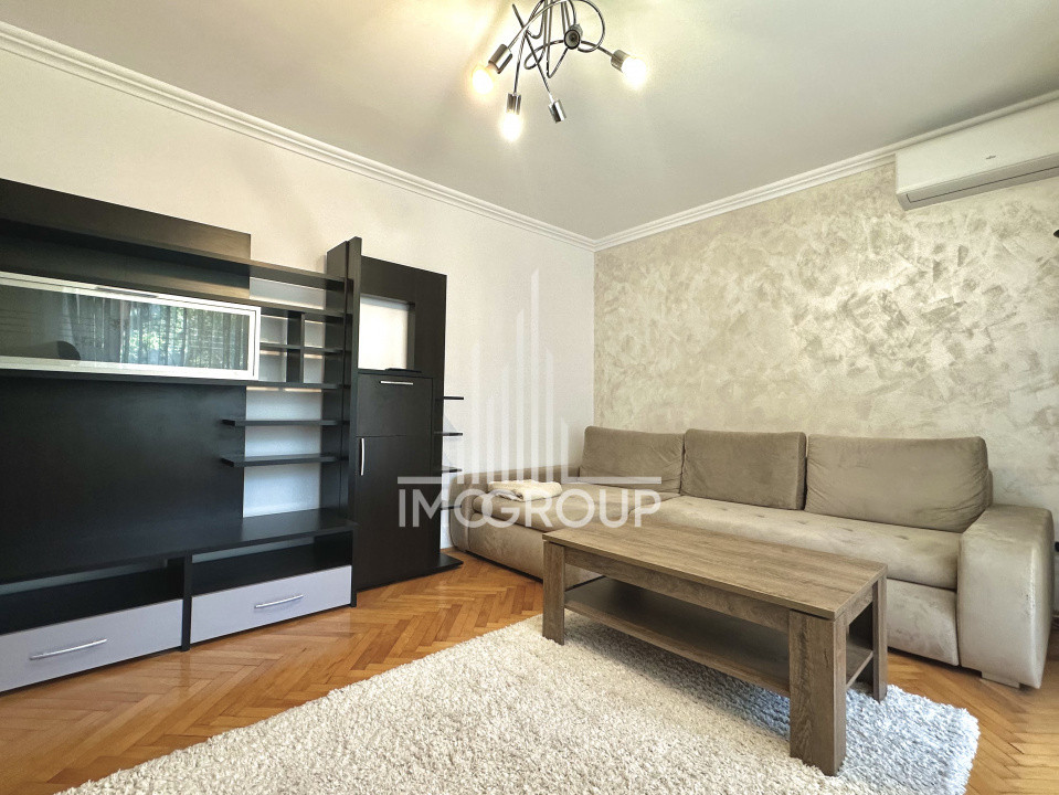 Apartament cu 4 camere, strada Bucium, etaj intermediar.