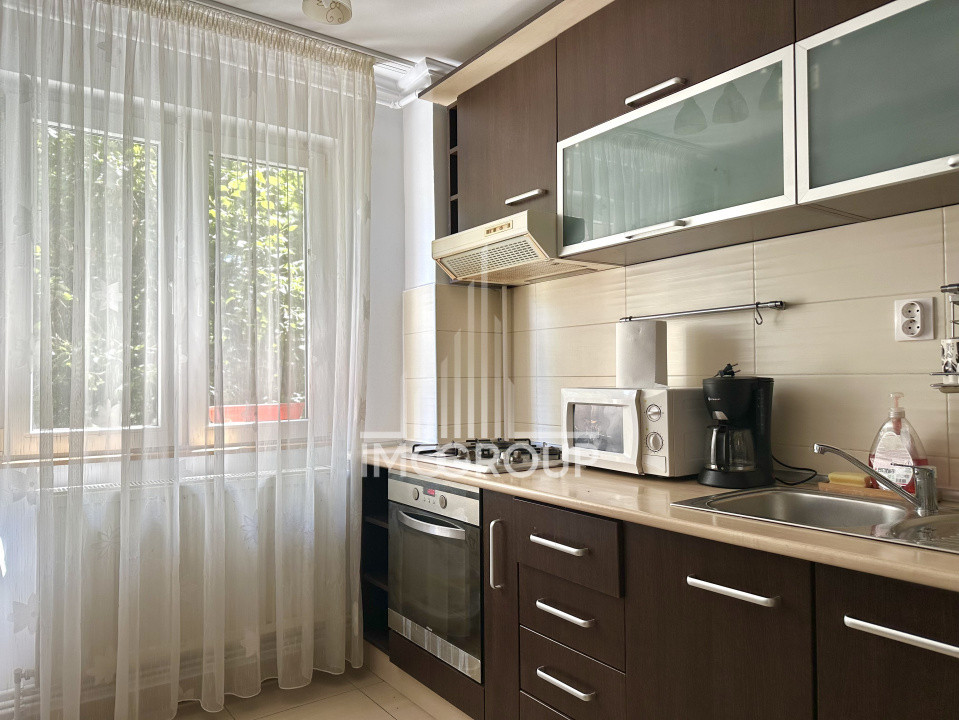 Apartament cu 4 camere, strada Bucium, etaj intermediar.