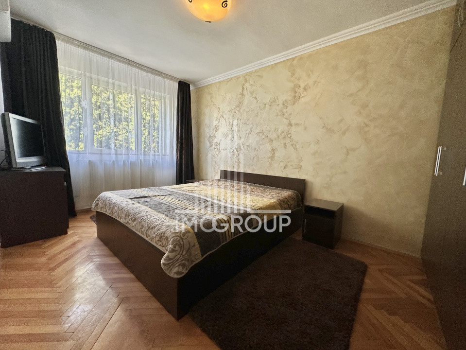 Apartament cu 4 camere, strada Bucium, etaj intermediar.