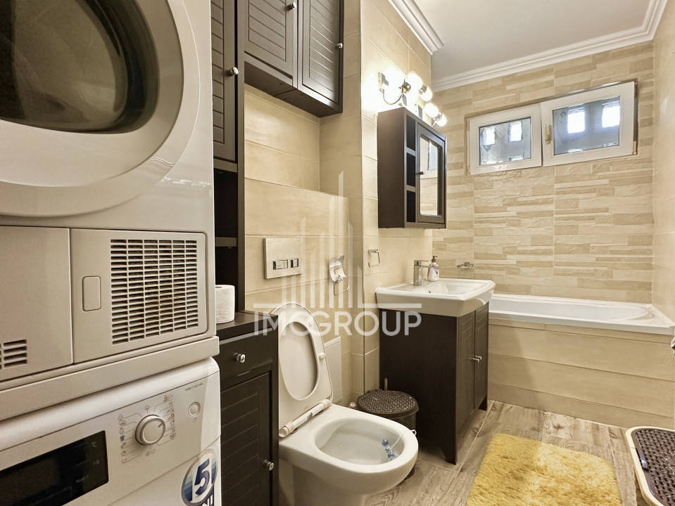 Apartament cu 4 camere, strada Bucium, etaj intermediar.