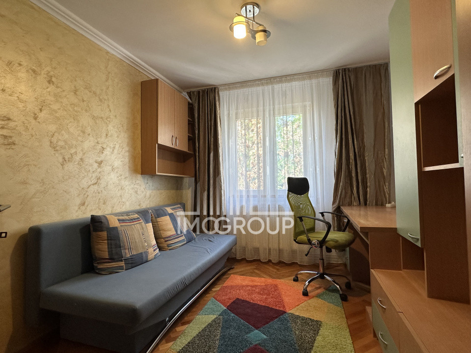 Apartament cu 4 camere, strada Bucium, etaj intermediar.