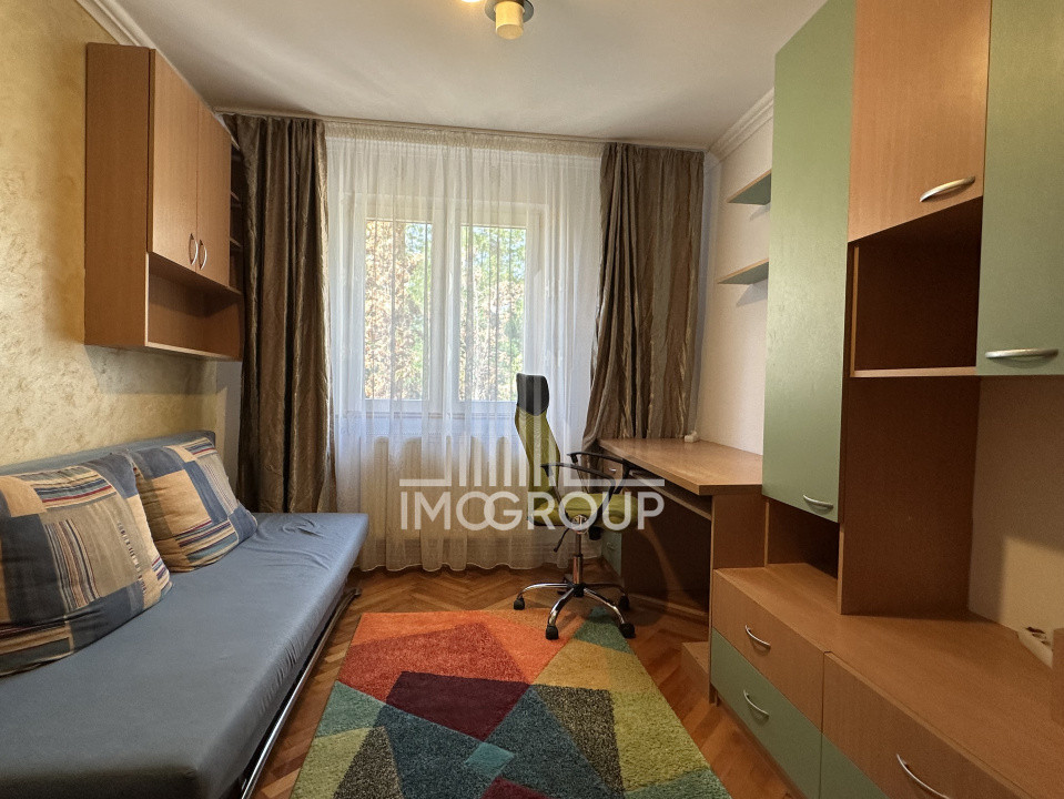 Apartament cu 4 camere, strada Bucium, etaj intermediar.