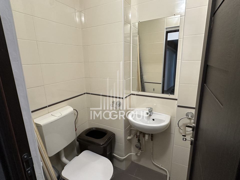 Apartament cu 4 camere, strada Bucium, etaj intermediar.