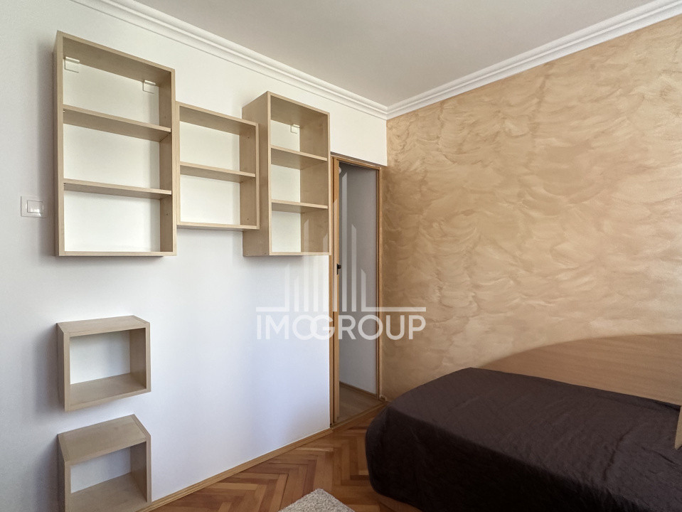 Apartament cu 4 camere, strada Bucium, etaj intermediar.