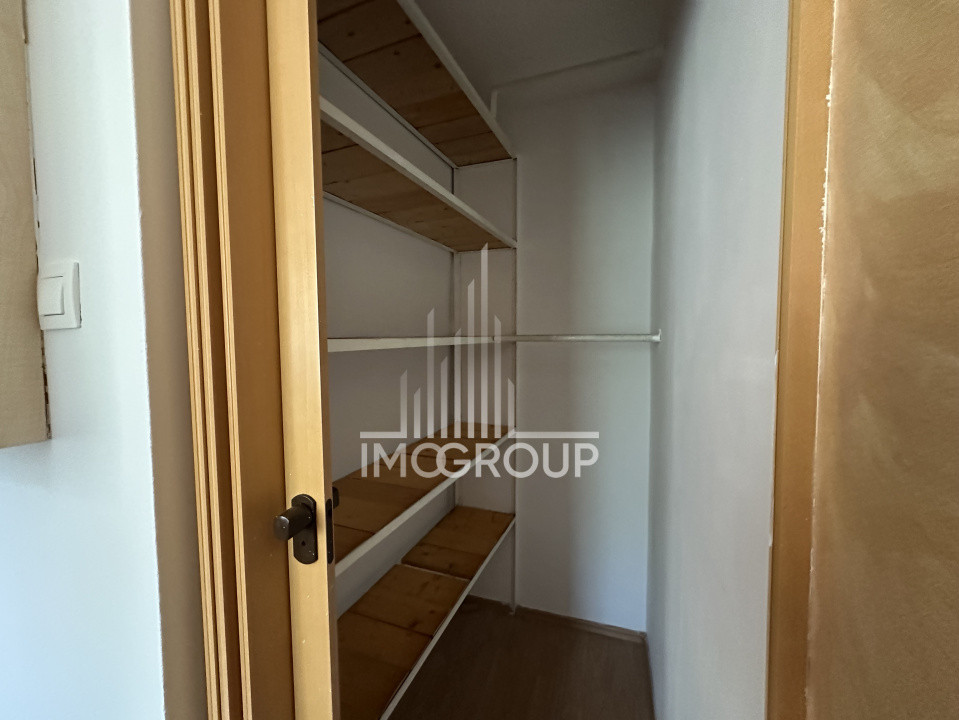 Apartament cu 4 camere, strada Bucium, etaj intermediar.