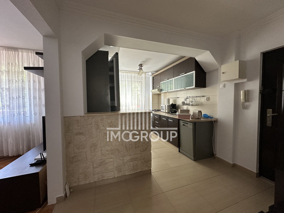 Apartament cu 4 camere, strada Bucium, etaj intermediar.