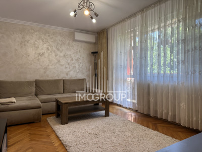 Apartament cu 4 camere, strada Bucium, etaj intermediar.