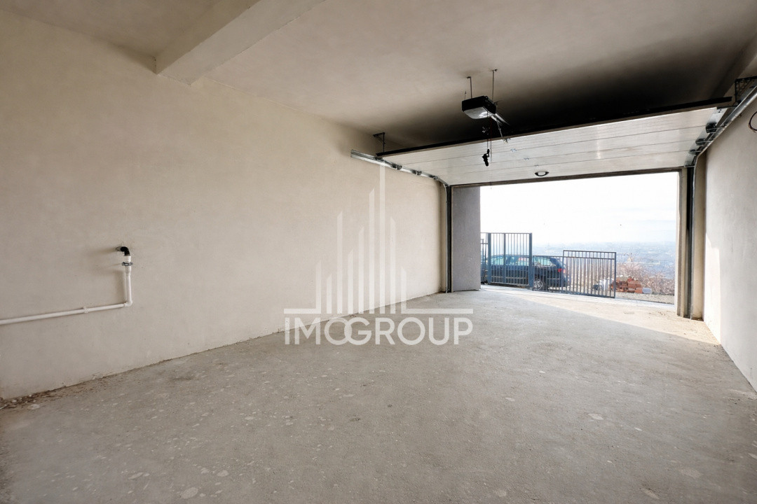 Duplex modern NZEB cu rooftop panoramic și garaj, situat pe o stradă liniștită, 