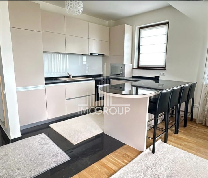 Apartament de inchiriat 2 camere, grădină proprie 110 mp și parcare privată 