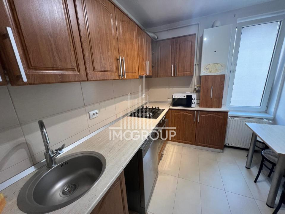 3 camere, balcon, etaj 2/3 – str. Tineretului, Florești