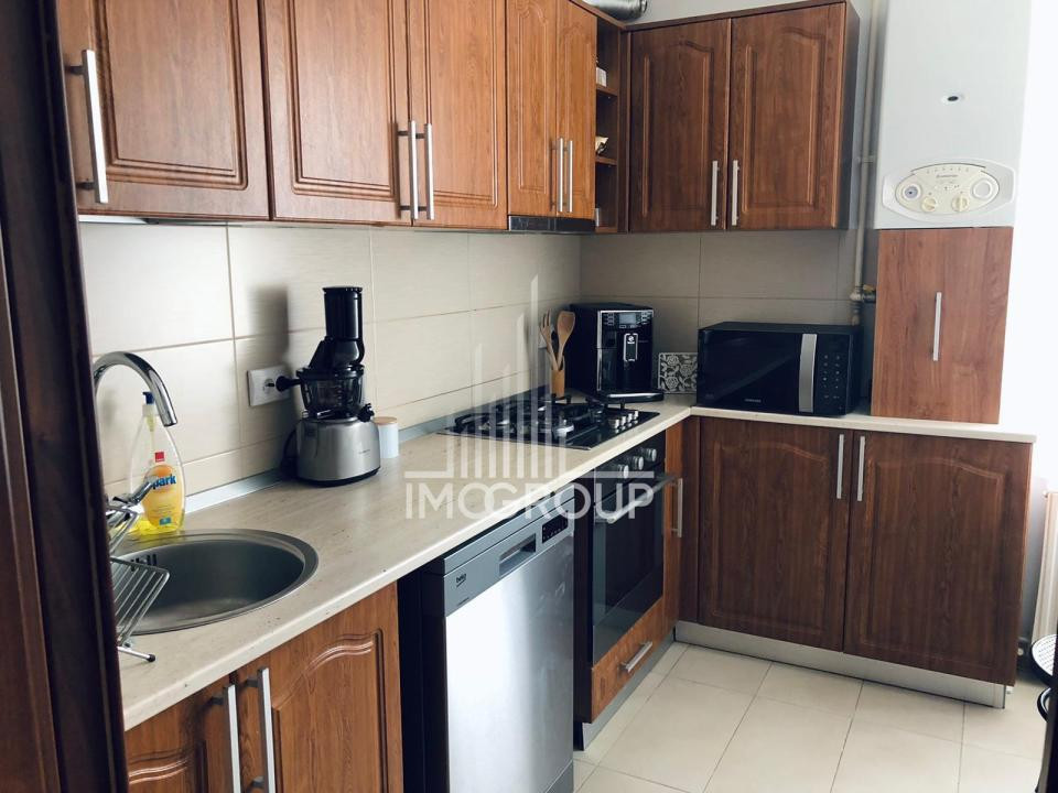3 camere, balcon, etaj 2/3 – str. Tineretului, Florești