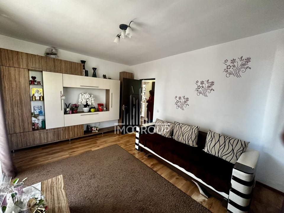 Apartament 2 camere, decomandat, 3 balcoane si parcare, Floresti, zona Eroilor