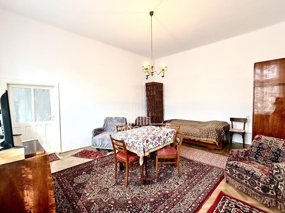 Apartament cu 2 camere | Zona Ultracentrală | Parcare | Etaj 1 | Pod | Pivniță |