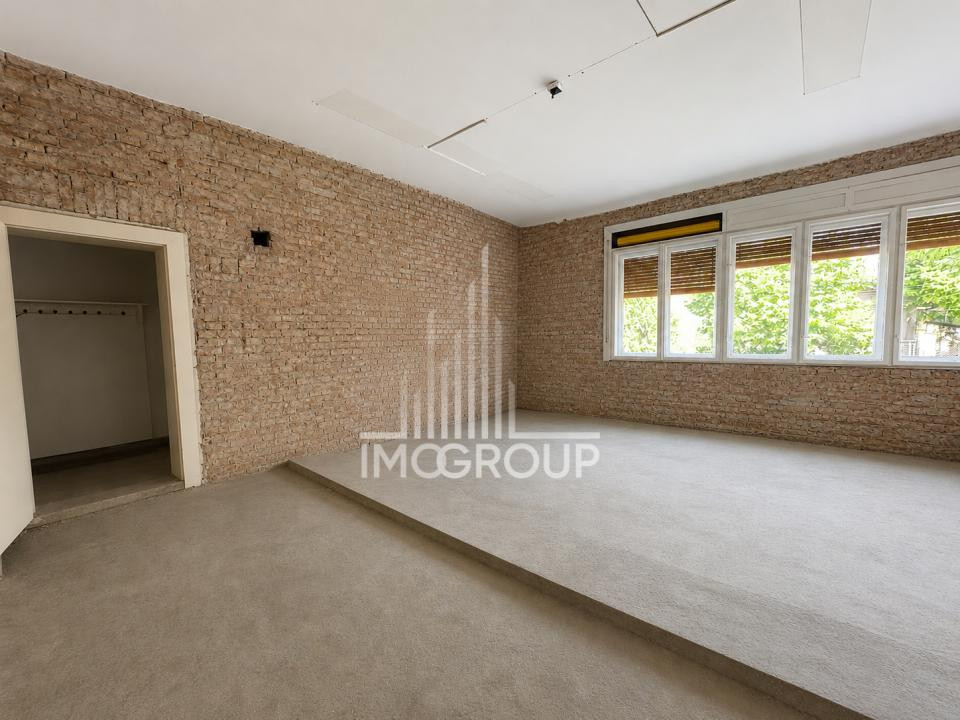 Apartament tip duplex, 450 mp teren cu acces auto  in zona Centrala