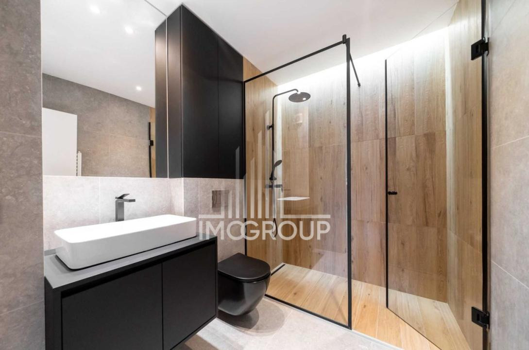 Apartament cu 3 camere si 2 bai, la etaj intermediar, in Andrei Muresanu