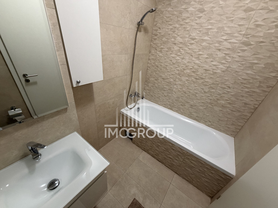 Apartament 3 camere,80 mp, 2 bai, balcon, parcare RIviera, langa  Iulius Mall.