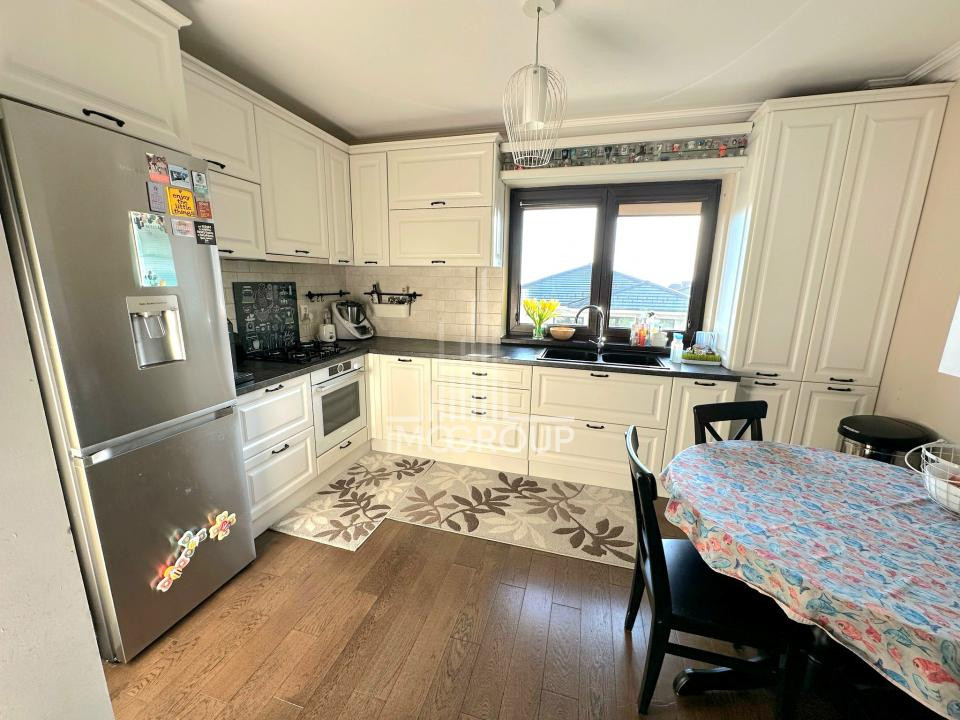 Apartament modern cu 3 camere de închiriat | Europa | 77 mp | 2 parcări 