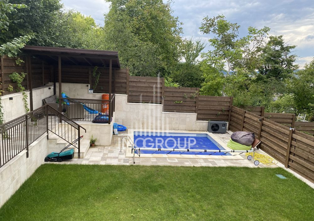 Casă individuală cu 4 camere lux de închiriat în Gruia – Piscina
