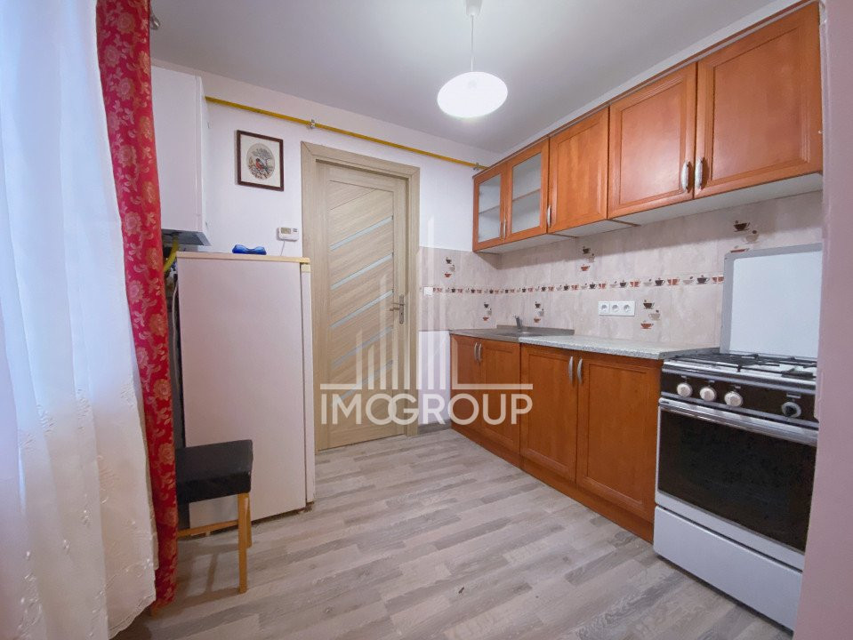 Apartament pe str 21 Decembrie, zona de case.